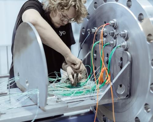 Od sterowanego źródła energii do miasteczka zasilanego bateriami Od sterowanego źródła energii do miasteczka zasilanego bateriami