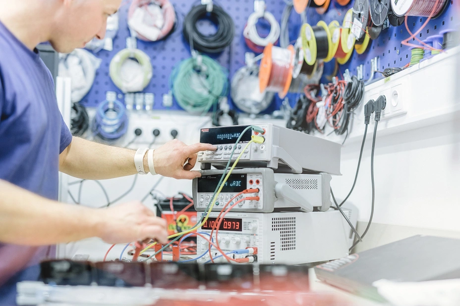 precyzyjne pomiary w elektronice słaboprądowej przy użyciu profesjonalnych przyrządów