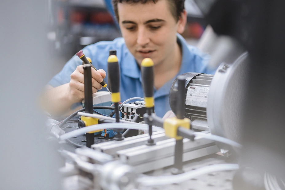technik ds. badań przy montażu sprzętu badawczego w laboratorium TIYO