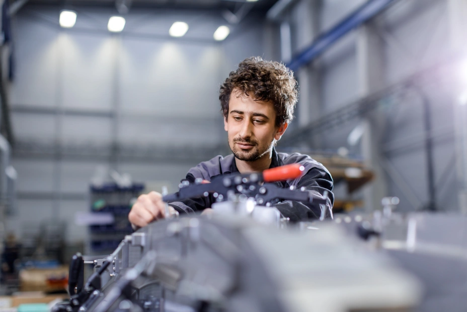 Technik z firmy TIYO pracuje nad produkcją urządzeń kontrolno-pomiarowych