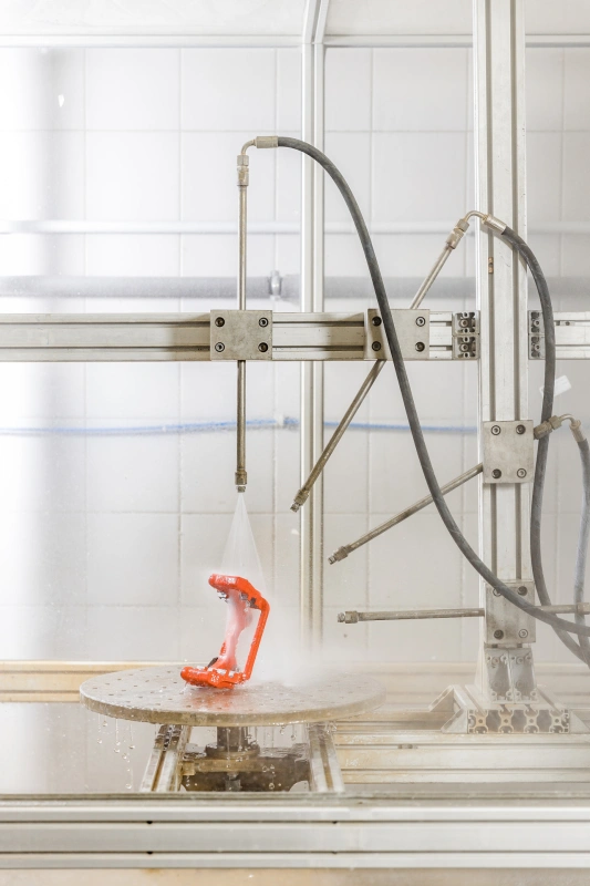 dysze symulujące strumień wody podczas testów w laboratorium TIYO