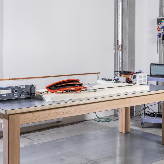 stanowisko robocze z profesjonalnym sprzętem do testowania elektroniki słaboprądowej w TIYO
