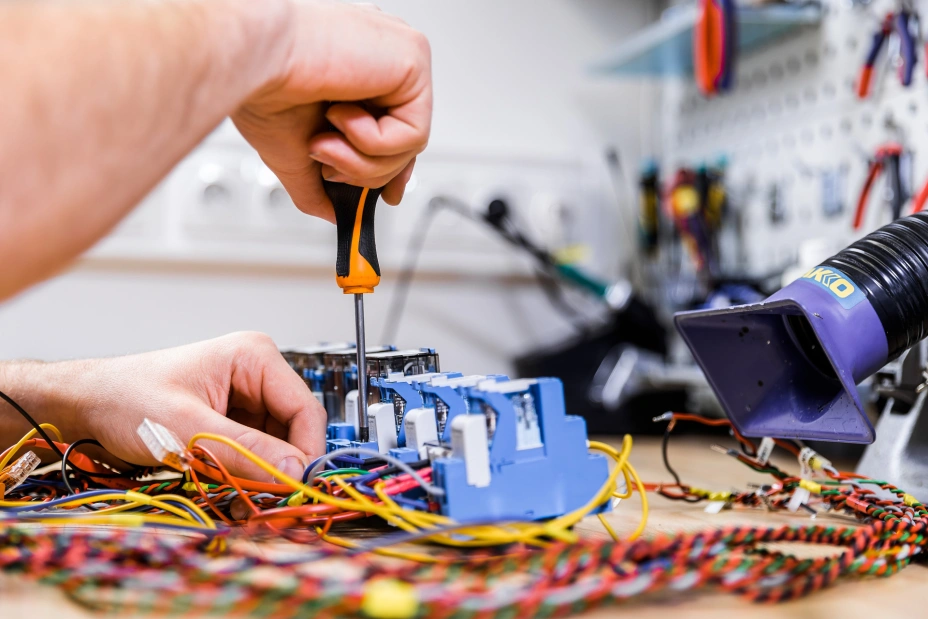 podłączanie połączeń do testów elektroniki słaboprądowej w laboratorium TIYO
