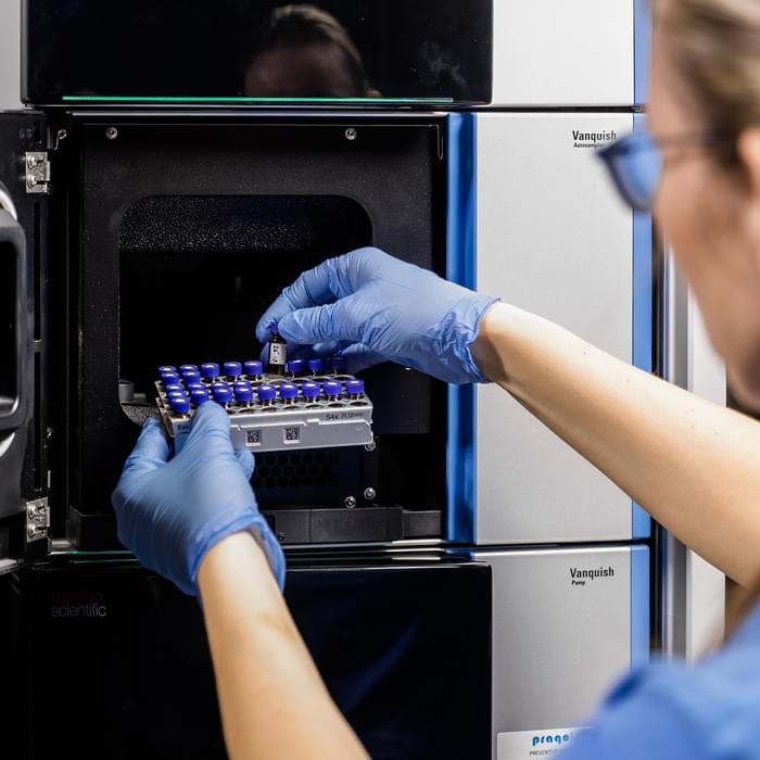 Badanie elementów z tworzyw sztucznych w komorze emisyjnej laboratorium TIYO