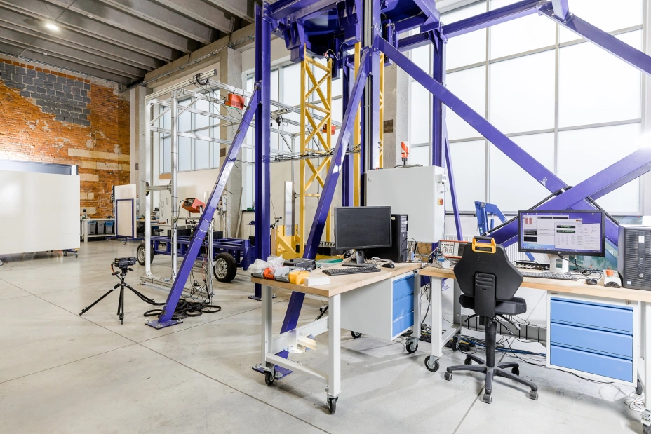 kompleksowa technologia badania zderzaków metodą uderzenia wahadłowego w laboratorium TIYO