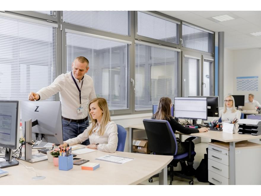 pracownicy specjalistyczni w biurze laboratorium TIYO pracownicy specjalistyczni w biurze laboratorium TIYO