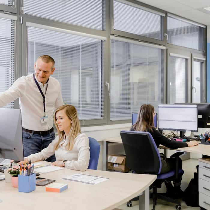 pracownicy specjalistyczni w biurze laboratorium TIYO