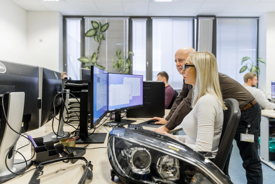 dwóch specjalistów z firmy Tiyo pracuje z oprogramowaniem dla usługi A-Class Surfacing