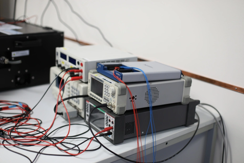 specjalistyczny sprzęt do badań EMC i ESD w laboratorium TIYO