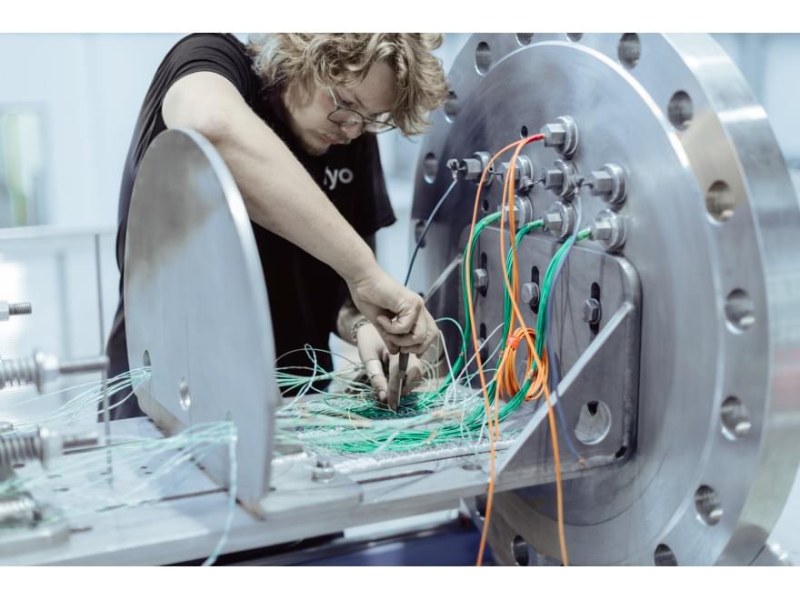 specjalista TIYO w laboratorium TIYO zajmującym się pomiarem gazów powstających podczas zapłonu akumulatorów specjalista TIYO w laboratorium TIYO zajmującym się pomiarem gazów powstających podczas zapłonu akumulatorów