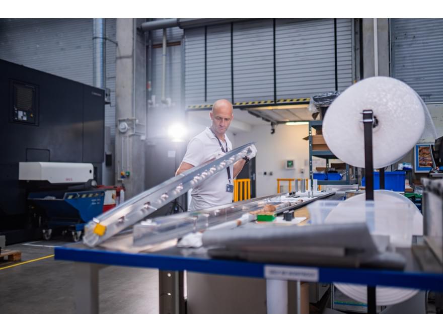 Specjalność TIYO: w dłoni trzyma element wykonany z aluminium lotniczego Specjalność TIYO: w dłoni trzyma element wykonany z aluminium lotniczego