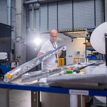 Specjalność TIYO: w dłoni trzyma element wykonany z aluminium lotniczego