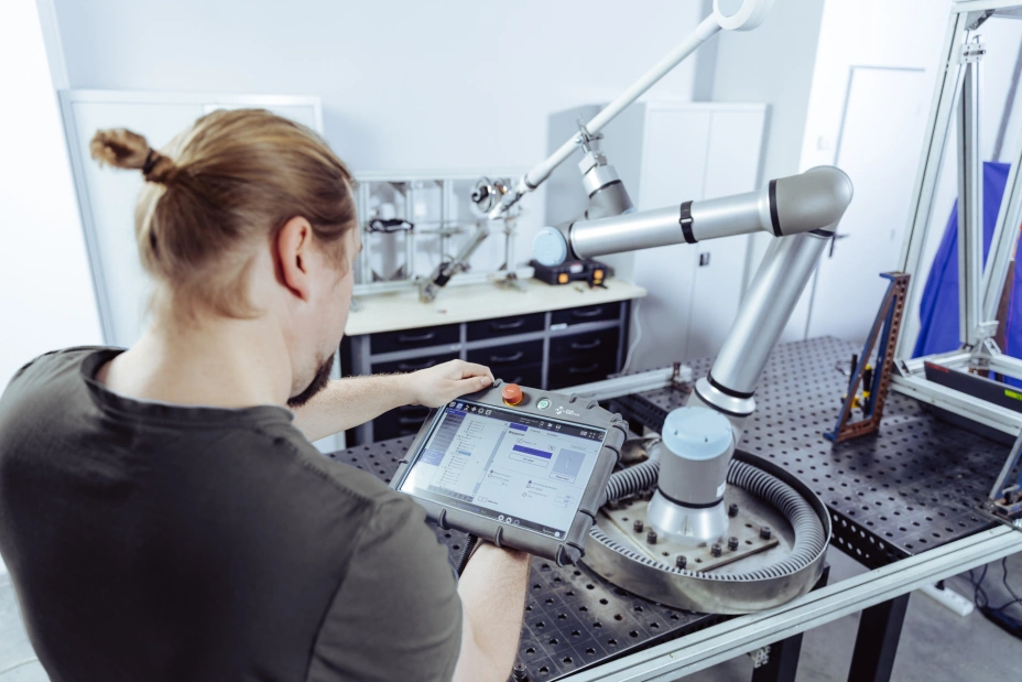 Specjalista analizuje dane z testów środowiskowych w laboratorium TIYO