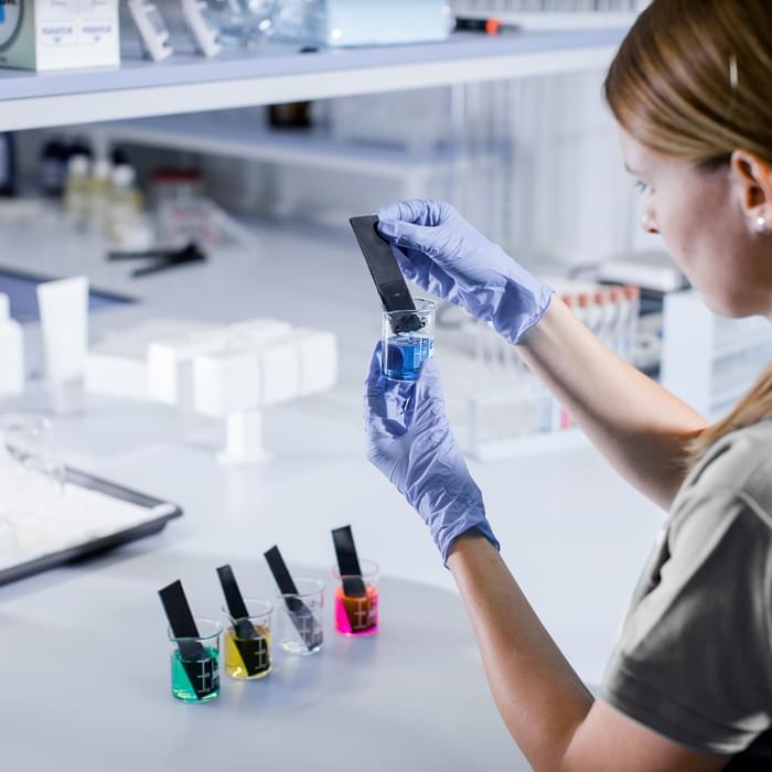 ANALIZY MATERIAŁOWE TWORZYW SZTUCZNYCH, KOMPOZYTÓW, METALI I FOLI, praca w laboratorium Tiyo