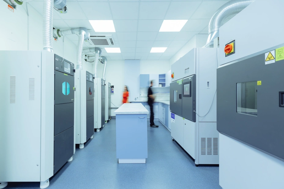 nowoczesne wyposażenie laboratorium do badań nad energią słoneczną