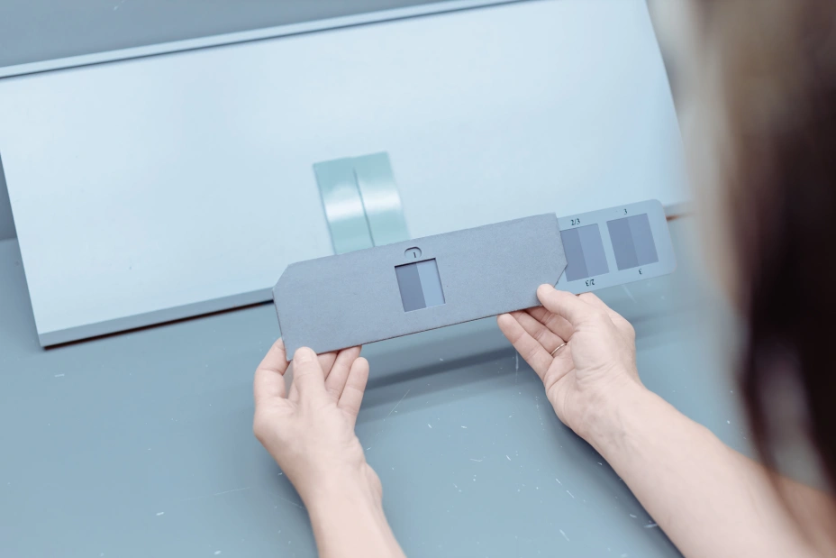 pomiar ręczny podczas testów instalacji solarnych w laboratorium TIYO