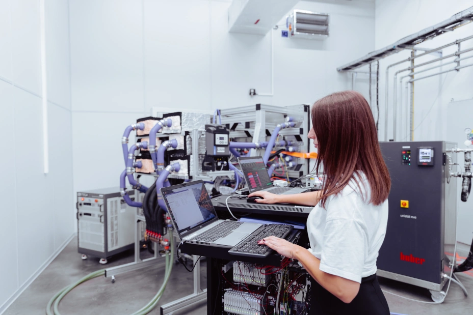 analiza danych w laboratorium TIYO podczas testów systemowych komponentów mechatronicznych
