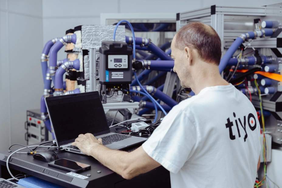 Specjalista TIYO ustawia parametry podczas testów systemowych komponentów mechatronicznych