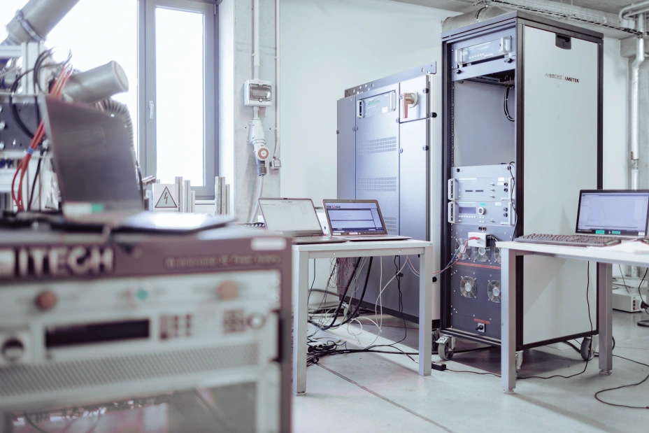 w pełni wyposażone laboratorium TIYO do przeprowadzania testów elektrycznych wysokiego napięcia