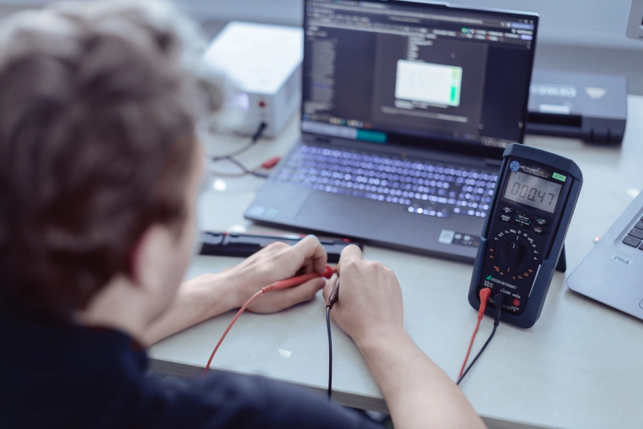 ręczna analiza testów elektrycznych wysokiego napięcia w laboratorium TIYO