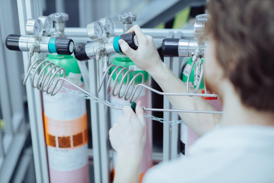 Praca z gazami podczas badań korozyjnych w laboratorium TIYO