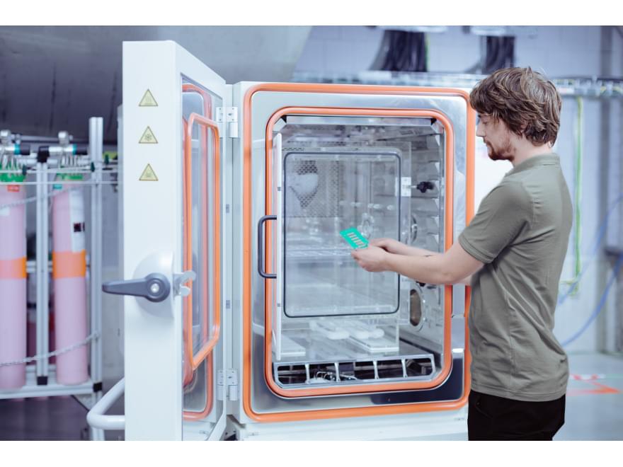 badana próbka podczas testów MFG w laboratorium TIYO badana próbka podczas testów MFG w laboratorium TIYO