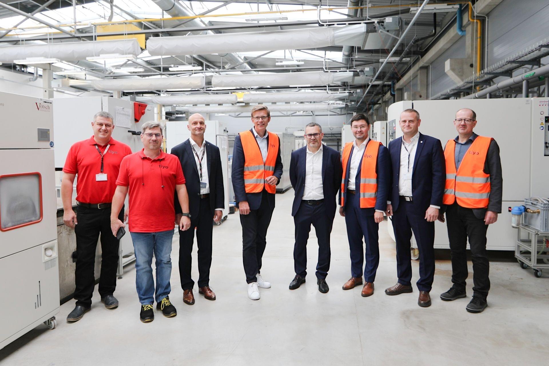 Przedstawiciele firmy Tiyo oraz delegacja ministra transportu Martina Kupki Przedstawiciele firmy Tiyo oraz delegacja ministra transportu Martina Kupki