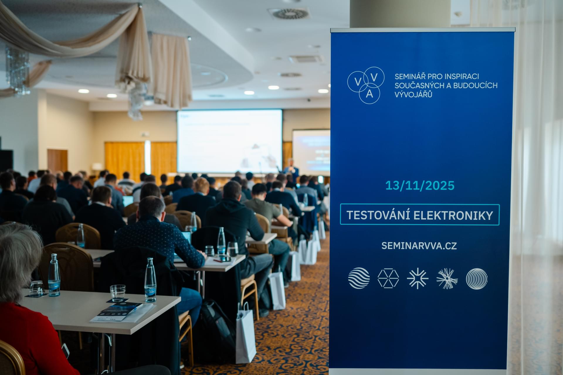 sala konferencyjna z banerem VVA 2025 sala konferencyjna z banerem VVA 2025